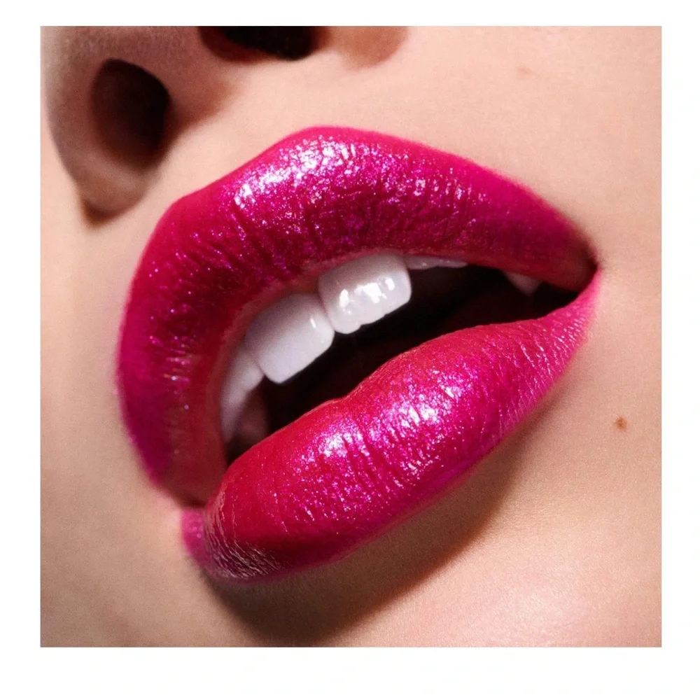 BNWT MAC -Dazzlelips Crayon Lipstick in Candy Yum Yummy (bright pink w/ pearl)